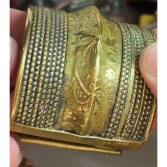Heavy Vintage Brass Bangle With Floral Embossed Design & Patina Finish - Picture 1 of 16